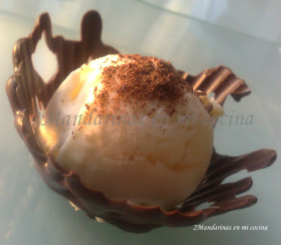 Helado de chocolate blanco en cesta… de chocolate!