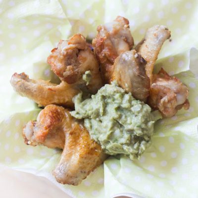 Alitas de pollo con guacamole