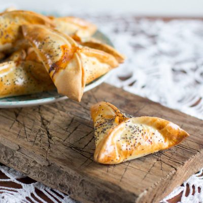 Empanadillas de atún y huevo con semillas de amapola