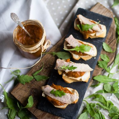 Tosta de piperrada con ventresca y rúcula. Receta en crock-pot