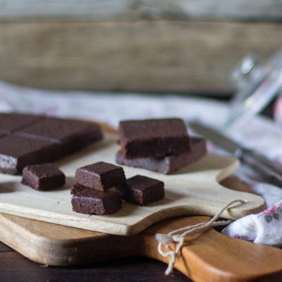 Rawnie de chocolate, almendras y dátiles. Brownie vegano con Thermomix