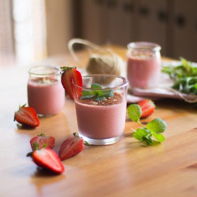 Smoothie de fresas, AOVE, almendras, yogur griego, miel y cacao