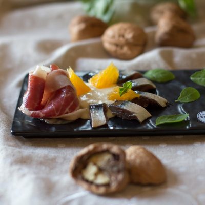 Ajoblanco de nuez con sardina marinada, jamón ibérico y naranja