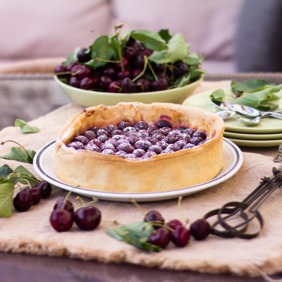 Tarta de cerezas con masa quebrada y crema pastelera