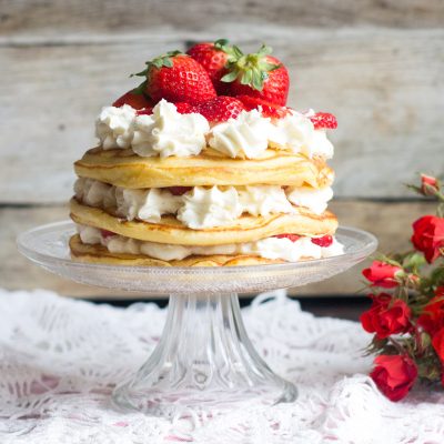 Tarta de tortitas con nata y fresas