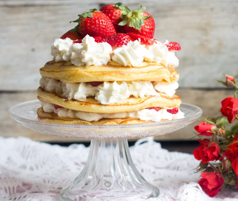 Tarta de tortitas con nata y fresas