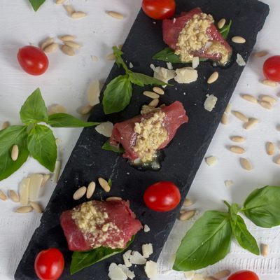 Carpaccio de ternera con piñones, albahaca y tomates cherry confitados. Receta en crock-pot