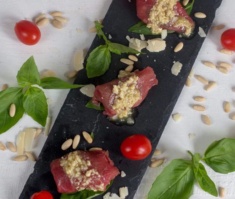 Carpaccio de ternera con piñones, albahaca y tomates cherry confitados. Receta en crock-pot