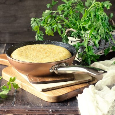 Tortilla de patatas y cebolla o tortilla española. Receta fácil paso a paso